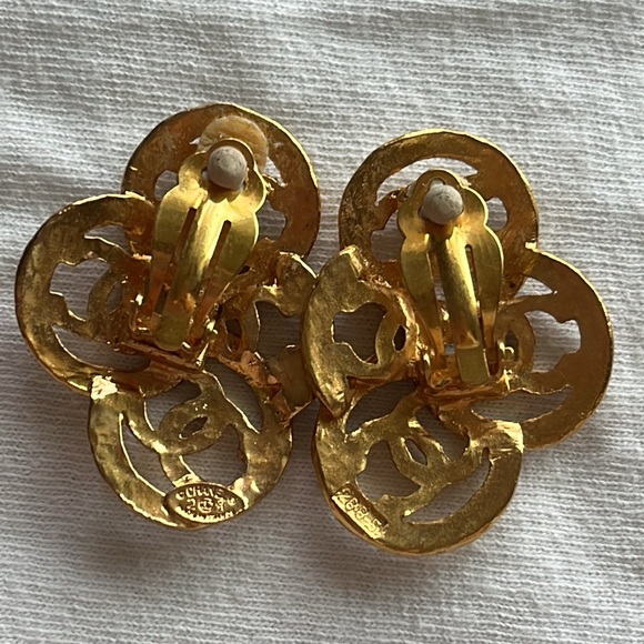 Vintage Chanel CC Cluster Clip On Earrings - Picture 7 of 11